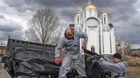 Civilne žrtve v Buči so ukrajinske oblasti ekshumirale iz množičnih 
grobov za dostojen pokop.