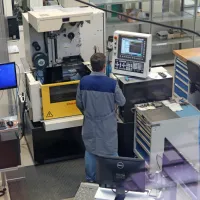 Že sedaj visoko digitalizirane proizvodne in poslovne procese 
bodo v Kolektorju in Domelu s projektom Digitalni skok nadgradili 
s popolno digitalno preobrazbo. 