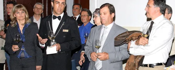 Festival Malvazija, žlahtni okus Mediterana pred 15 leti v Izoli (z 
leve): takrat novopečena predsednica Društva vinarjev slovenske 
Istre Ingrid Mahnič, somelje Igor Jakomin, vinar Miran Korenika in 
takratni izolski župan dr. Tomislav Klokočovnik