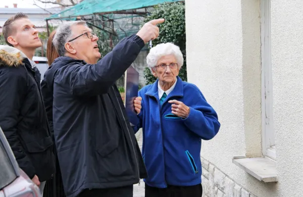 V torek si je hišo v Solkanu ogledal izvedenec (v sredini), da bo izračunal višino tržne najemnine od 
decembra 2017 do danes,  desno  91-letna  Jožefa  Curk. 