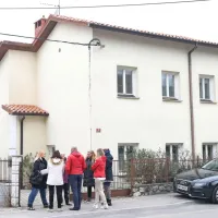 Ob torkovem obisku izvedenca je Jožefo Curk, ki se za drugo 
polovico svoje hiše bori že dela, podprlo nemalo prijateljev in 
novinarjev.