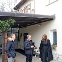 Iz  Slovenske Bistrice se je v Solkan pripeljal izvedenec Igor Drobež, 
ki si je v spremstvu odvetnice Sabine Pavlin in odvetniškega 
pripravnika Reneja Pohlena ogledal hišo v Solkanu.
