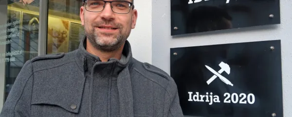Drejc Kokošar pred zavodom ID20 in rudniškim jaškom Inzaghi, ki 
je verjetno najbolj nenavadna pisarna v Sloveniji. 