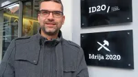 Drejc Kokošar pred zavodom ID20 in rudniškim jaškom Inzaghi, ki 
je verjetno najbolj nenavadna pisarna v Sloveniji. 