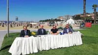 Generalni direktor hotela Kempinski Palace Portorož  Kai Behrens 
(prvi z leve) na tiskovni konferenci izpred treh let, namenjeni 
predstavitvi prenovljene plaže v Portorožu.  