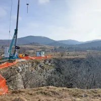 Čiščenje jame Ravnica pri Jurščah gre h koncu, a je na dnu ostalo še približno 1000 kubičnih metrov 
odpadkov. Če ne bodo našli dodatnega denarja, bodo morali s čiščenjem za zdaj zaključiti. 
