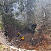 Ocenjujejo, da je jama globoka vsaj 25 metrov, zagotovo pa še nekaj metrov več, saj trenutno dno še 
pokrivajo odpadki. 
