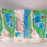Med odpadki je bilo kar nekaj zanimivih kosov iz 80-ih let prejšnjega 
stoletja. Tudi plastične vrečke Kmetijske zadruge Postojna, v katere je 
bil pakirano mleko iz mlekarne Hruševje.