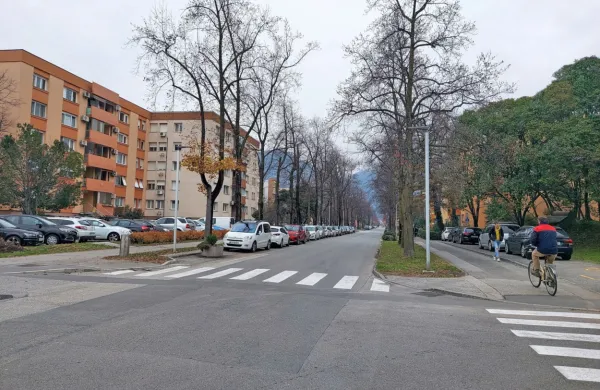 Danes se lotevajo urejanja kolesarske steze po Cankarjevi ulici,
zaradi česar bo promet pol leta delno oviran.