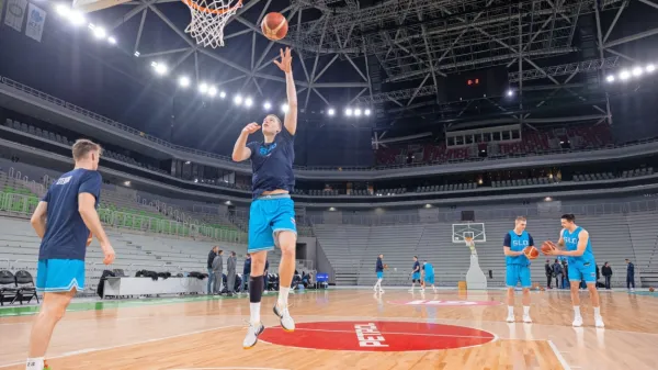 Slovenska reprezentanca je v sklepnem delu kvalifikacija za 
svetovno prvenstvo močno pomlajena.
