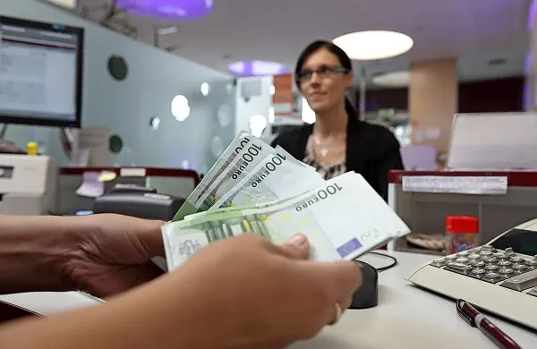 



Vse višje obrestne mere za posojila povzročajo, da postajajo 
komitenti vse bolj previdni pri najemanju  kreditov.