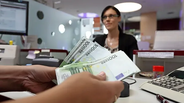 



Vse višje obrestne mere za posojila povzročajo, da postajajo 
komitenti vse bolj previdni pri najemanju  kreditov.