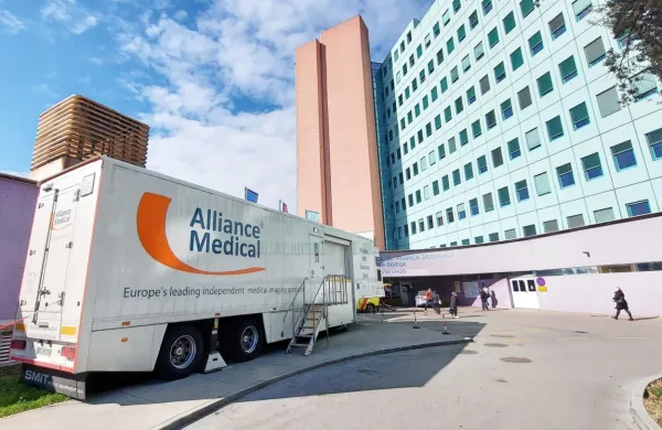 Preiskave z magnetno resonanco zdaj opravljajo na mobilni enoti. Novo napravo naj bi kupili v 
letošnjem letu. 