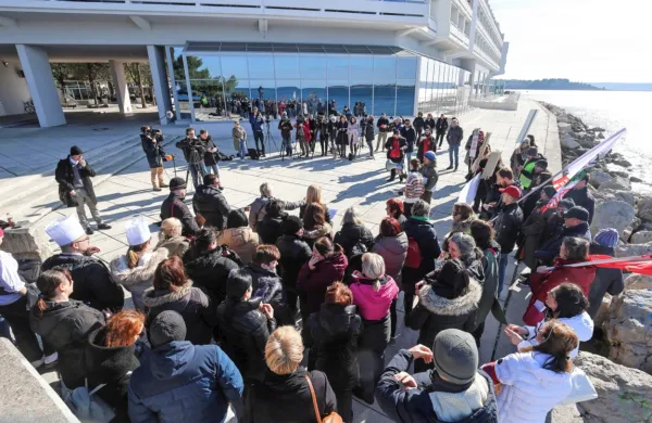  Protestnega shoda se je udeležilo približno 100 podpornikov 
sobaric.