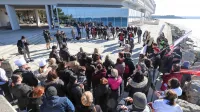  Protestnega shoda se je udeležilo približno 100 podpornikov 
sobaric.