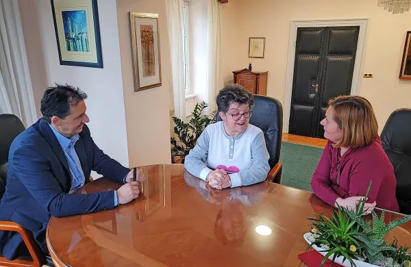 Na prvi delovni dan je, kot se spodobi, novo sodelavko Barbaro Ostrouška (v sredini) sprejel župan 
Andrej Sila.