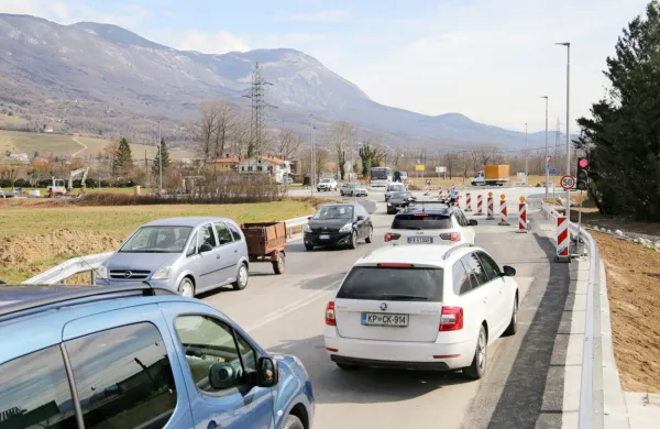 Včeraj so ob jutranjih konicah pred krožiščem na Ajševici nastajale dolge kolone. 