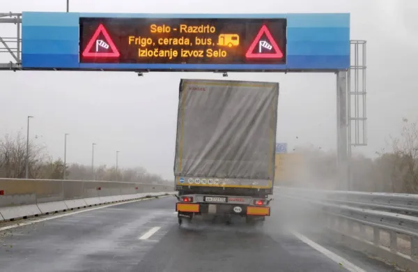 Zaradi močne burje na severnem Primorskem so v nedeljo in v ponedeljek uvedli nekatere omejitve 
prometa na hitri cesti H4   ter  po regionalnih cestah.