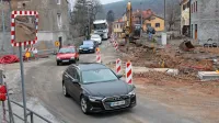 Vozniki v koloni pred semaforjem  čakajo tudi do pol ure, medtem 
ko gradbišče včasih tudi po več ur sameva. 