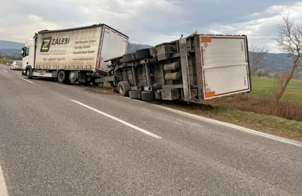 Na cesti proti Mančam je burja prevrnila dve tovorni vozili.