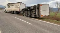 Na cesti proti Mančam je burja prevrnila dve tovorni vozili.