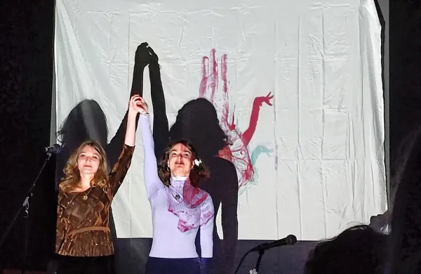 Hana Meško in Ita Kora v sklepu literarno-glasbenega večera, 
posvečenega pesniški zbirki Astro pop. 