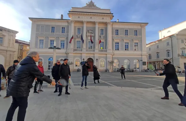 Župan Andrej Korenika (desno) je v roke vzel lopar, vendar je ostal 
neomajen pri odločitvi, da občina igrišč ne bo kupila.