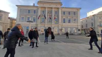 Župan Andrej Korenika (desno) je v roke vzel lopar, vendar je ostal 
neomajen pri odločitvi, da občina igrišč ne bo kupila.