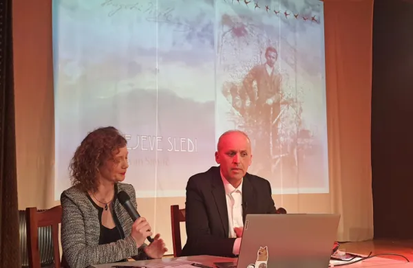 Ivan Simčič (ob njem je moderatorka Anja Hofman) je  Kettejev sledi prvič predstavil v domači Kettejevi 
dvorani Doma na Vidmu.  
