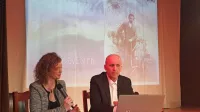 Ivan Simčič (ob njem je moderatorka Anja Hofman) je  Kettejev sledi prvič predstavil v domači Kettejevi 
dvorani Doma na Vidmu.  