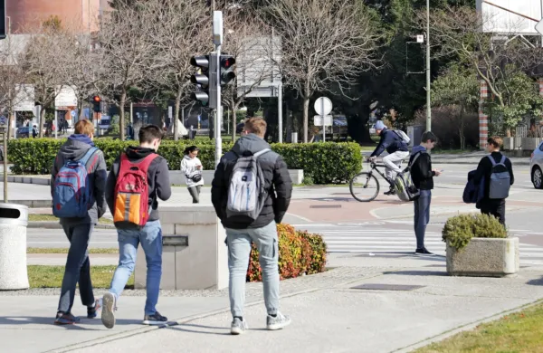 Nekatere fakultete so pogoje za vpis dijakov s poklicno maturo in 
petim predmetom spremenile, druge ne, kar le še povečuje 
nejasnosti.