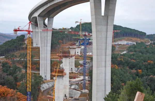  Po  oceni 2TDk bodo gradbena dela na drugem tiru končana s 
trimesečnim zamikom,  torej konec marca 2026. 