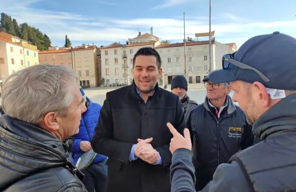 Piranski župan Andrej Korenika med pogovorom s tenisači, ki pa 
jim ni mogel obljubiti tega, kar so želeli slišati - da bo občina kupila 
teniška igrišča v Portorožu. 