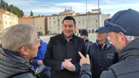 Piranski župan Andrej Korenika med pogovorom s tenisači, ki pa 
jim ni mogel obljubiti tega, kar so želeli slišati - da bo občina kupila 
teniška igrišča v Portorožu. 
