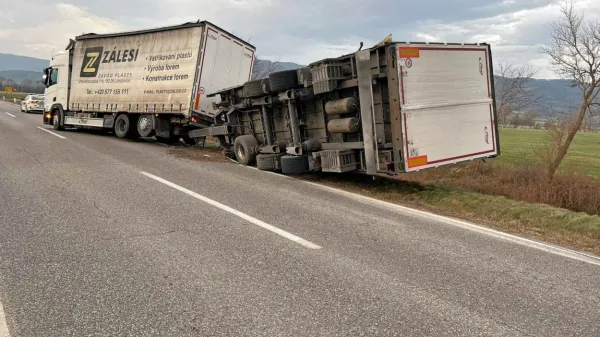 Včeraj zjutraj je na regionalni cesti Vipava–Podnanos, pri odcepu 
za Manče, sunek burje prevrnil prikolico češkega  tovornega 
vozila. 