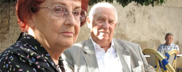 Dolgoletna sodelavca in prijatelja: Zdenka Lovec (1924-2023) in 
Tomaž Bizajl (1934-2020), 24. septembra 2009 na vrtu koprskega 
Circola. 

 