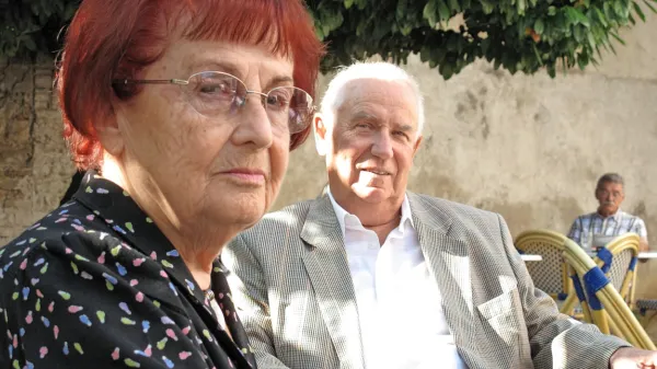 Dolgoletna sodelavca in prijatelja: Zdenka Lovec (1924-2023) in 
Tomaž Bizajl (1934-2020), 24. septembra 2009 na vrtu koprskega 
Circola. 

 
