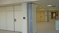 Prostori so zgrajeni po najsodobnejših standardih, oddelek ima lasten 
sistem prezračevanja,  vsi prostori vse priključke in inštalacije, potrebne za 
namestitev postelj v epidemijah, površino je  mogoče razdeliti v tri ločene 
prostore z zložljivimi pregradami, ki ob zapori vsaka 100-odstotno tesni.    
