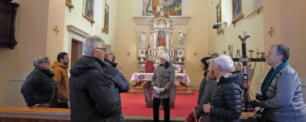  Vodnica Nadja Mislej Božič (v sredini) je minulo soboto obiskovalcem v  cerkvi sv. Andreja v Gorjanskem približala bogat  opus 
slikarja Toneta Kralja.

