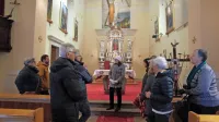 Vodnica Nadja Mislej Božič (v sredini) je minulo soboto obiskovalcem v  cerkvi sv. Andreja v Gorjanskem približala bogat  opus 
slikarja Toneta Kralja.

