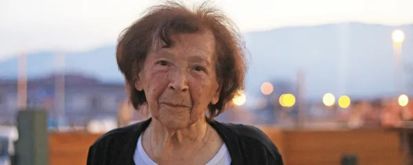 Kaj je najpomembnejše v življenju, gospa Antonija? “Kako znaš, ko
si še aktiven, poskrbeti za svoje otroke, in kakšen odnos imaš do
njih tudi kasneje, ko si že ustvarijo svojo družino. Zdi se mi, da se
mi zdaj vse to vrača. Kljub starosti imam zelo lepo življenje, ker
radi prihajajo, radi me imajo.”