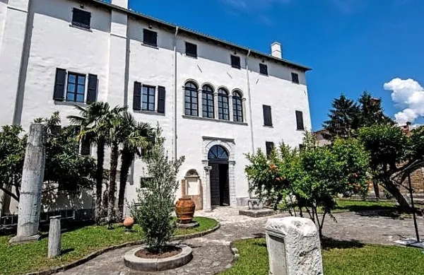 Kavarna, kot si jo je zamislil nekdanji direktor muzeja Luka Juri,  bi 
delovala tudi na obeh zunanjih vrtovih muzeja, tako v lapidariju, 
kot v zgornjem vrtu. 