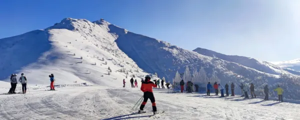 Z vrhov se ponujajo čudoviti razgledi.