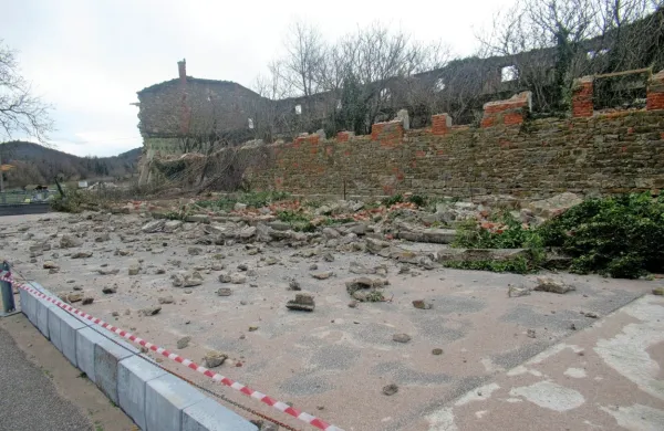 Del starega hleva se je porušil prav na bližnje balinišče. 