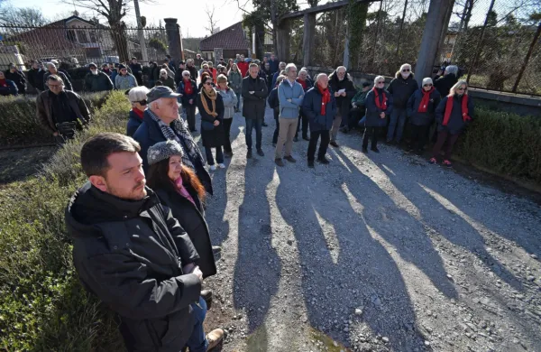 Številna društva in organizacije, ki imajo sedež na območju  
nekdanjega begunskega  taborišča na Padričah, ne morejo normalno delovati, saj je območje že leto dni zaprto. 

