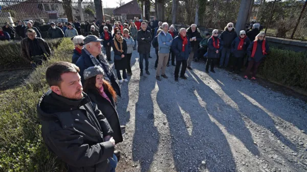 Številna društva in organizacije, ki imajo sedež na območju  
nekdanjega begunskega  taborišča na Padričah, ne morejo normalno delovati, saj je območje že leto dni zaprto. 

