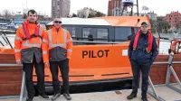 Z leve: Martin Grando (član posadke pilotskega čolna), Kristjan 
Vran (voditelj pilotskega čolna) in Andrej Škapin (pilot).