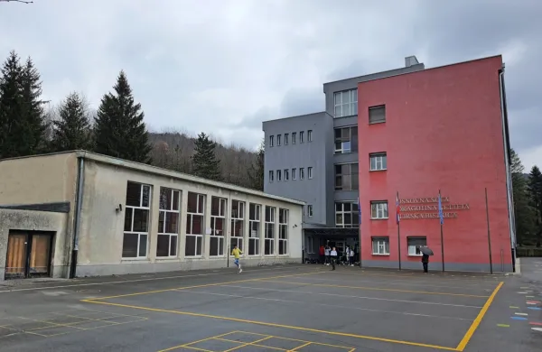 Gradnja nove športne dvorane in prizidka pri OŠ Dragotina Ketteja 
se zamika v prihodnja leta. Občina bo izdelala nov projekt, saj je 
sedanji neracionalen in prenapihnjen.