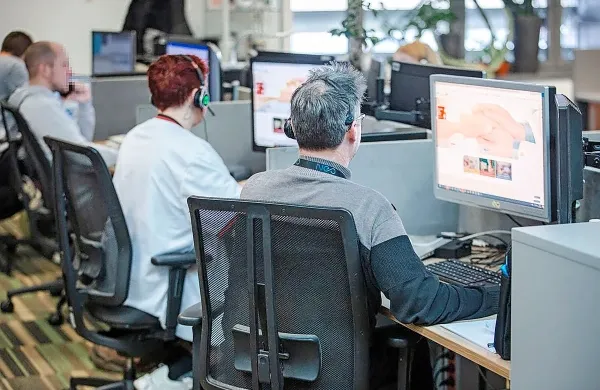 V klicnem centru za paciente, ki je dosegljiv na brezplačni telefonski številko 080 18 01, so v prvih dveh dneh 
prejeli skoraj 900 klicev. 