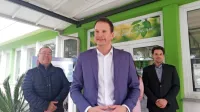 V ospredju Denis Bele, v ozadju (z leve) vodja sektorja operativa 
Rado Gomezelj in vodja sektorja skupnih služb Miha Kukovec. Bele 
bo od jutri dalje direktor za tehnično področje in naložbe  v 
portoroških LifeClassovih hotelih.   